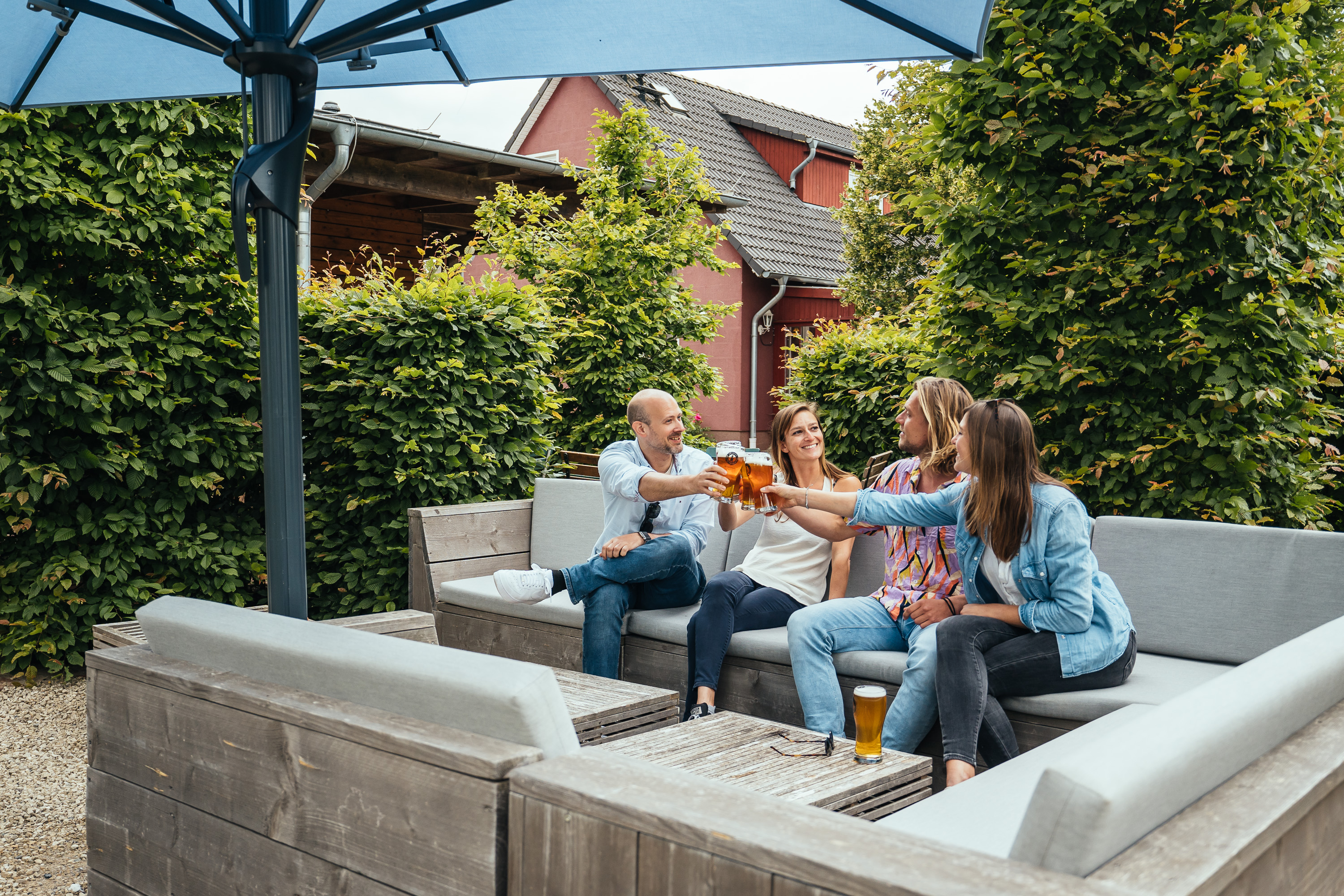 4 Personen trinken Bier