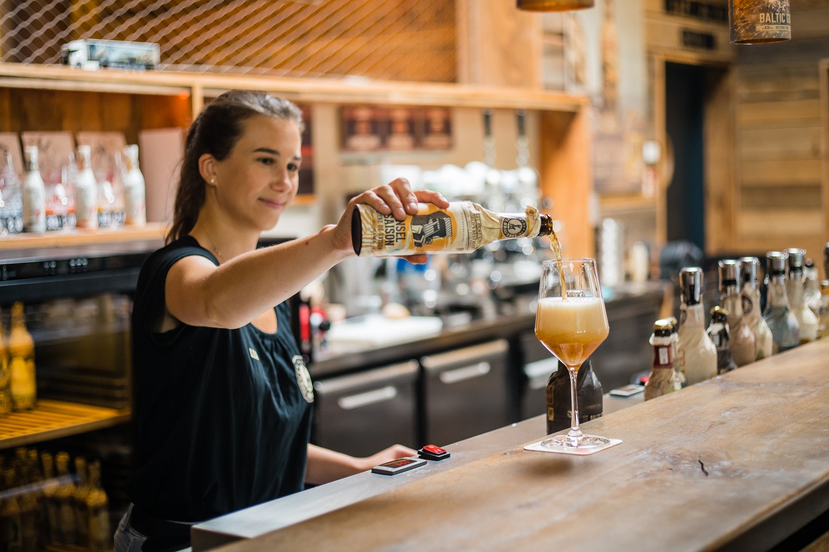 Mitarbeiter schenkt Bier ein