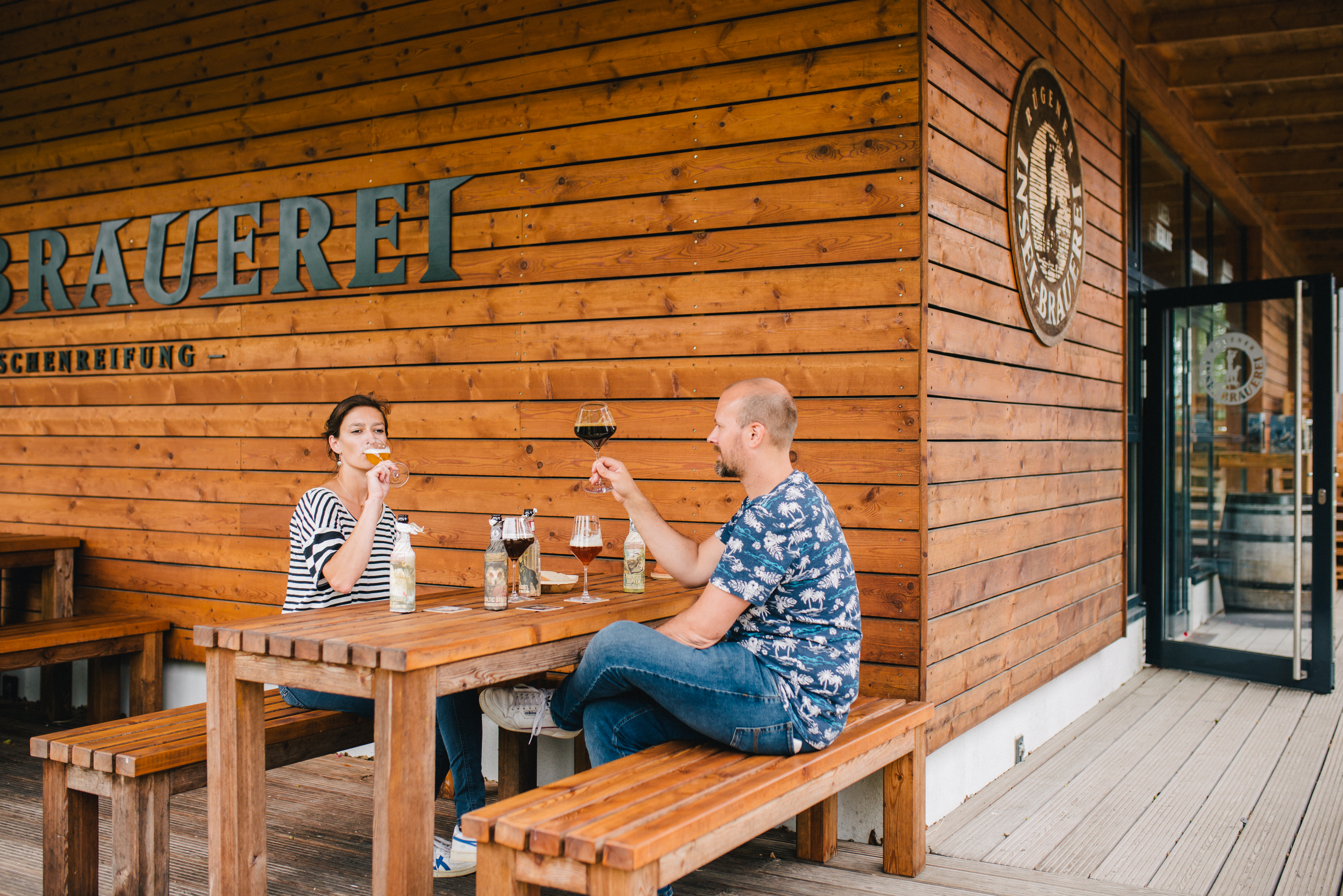 2 Personen verkosten Bier