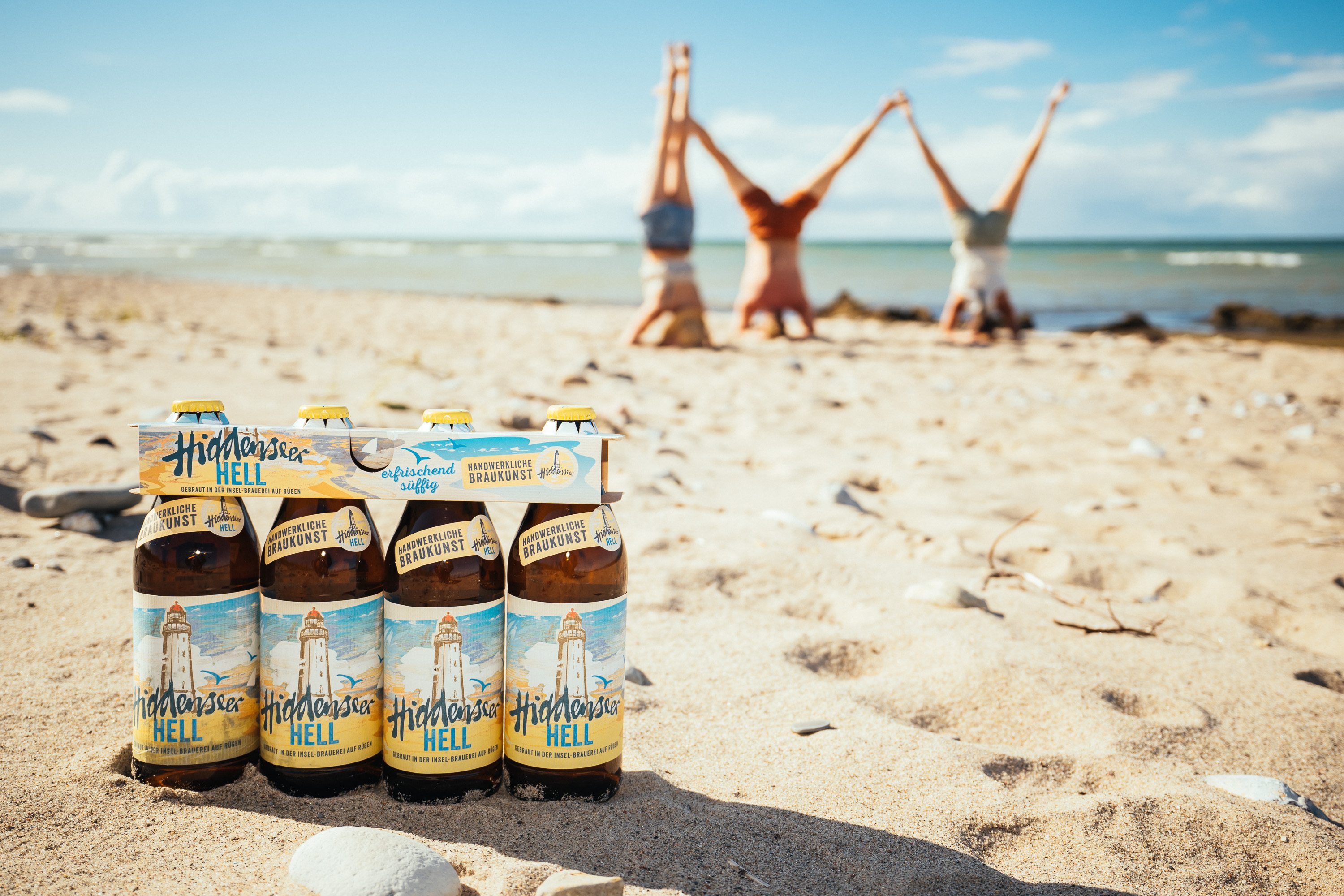Hiddenseer am Strand, im Hintergrund -ÜbungenYoga