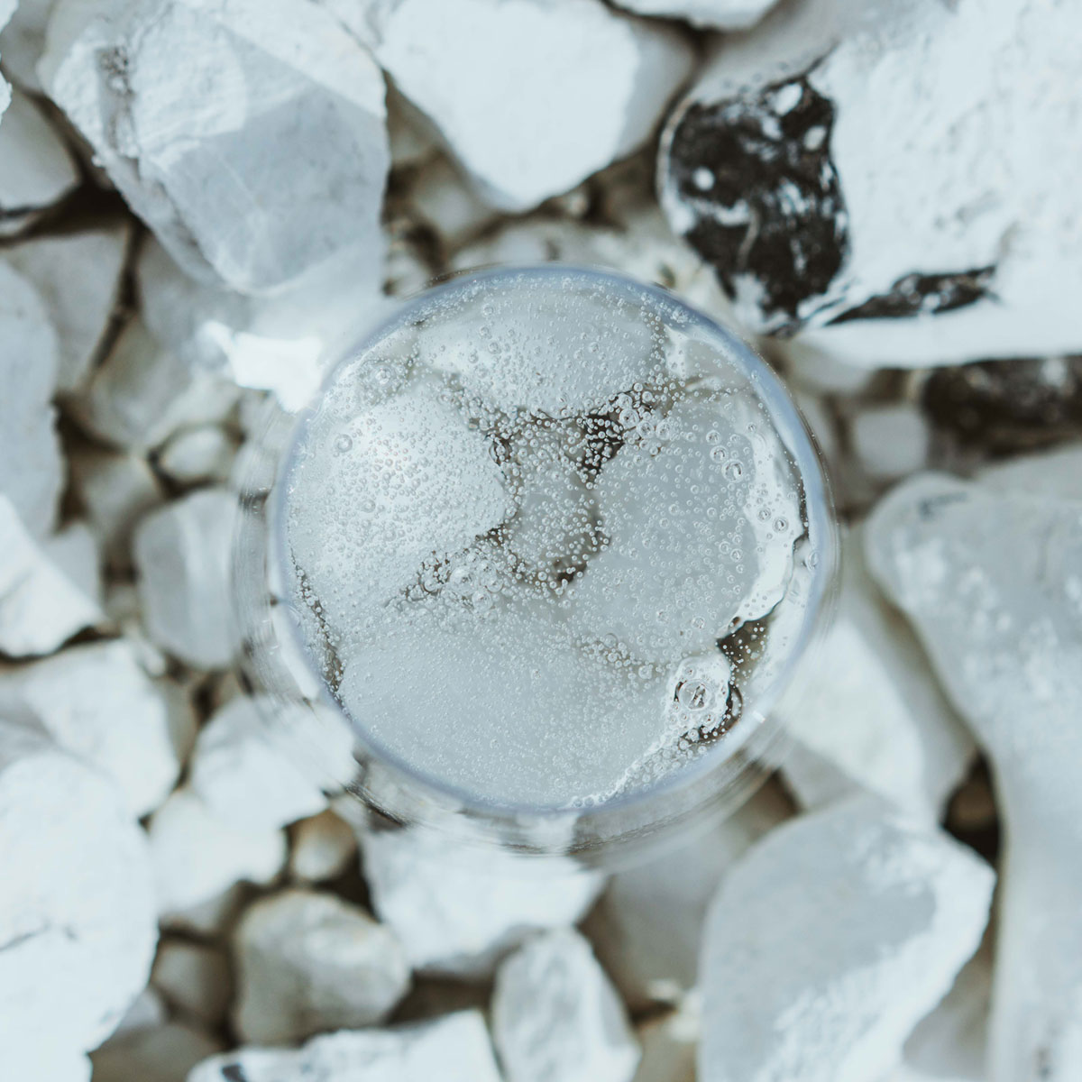 Kreidewasser neben Steinen