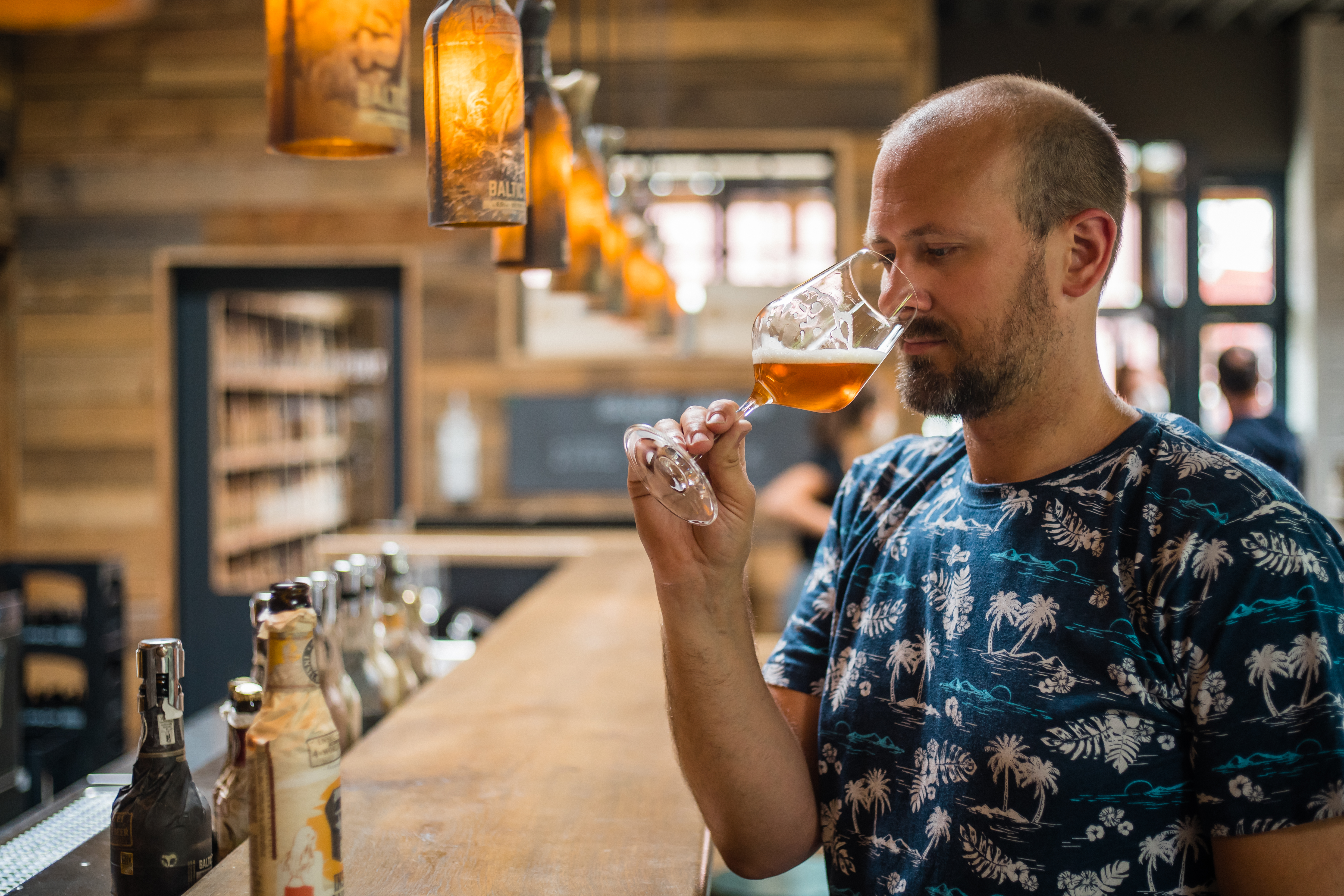 Kunde verkostet Bier am Tresen