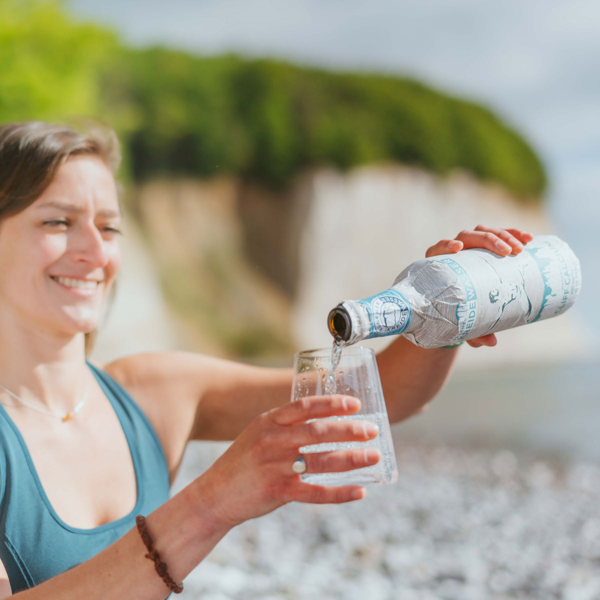 Kreidewasser wird in Glas gefüllt