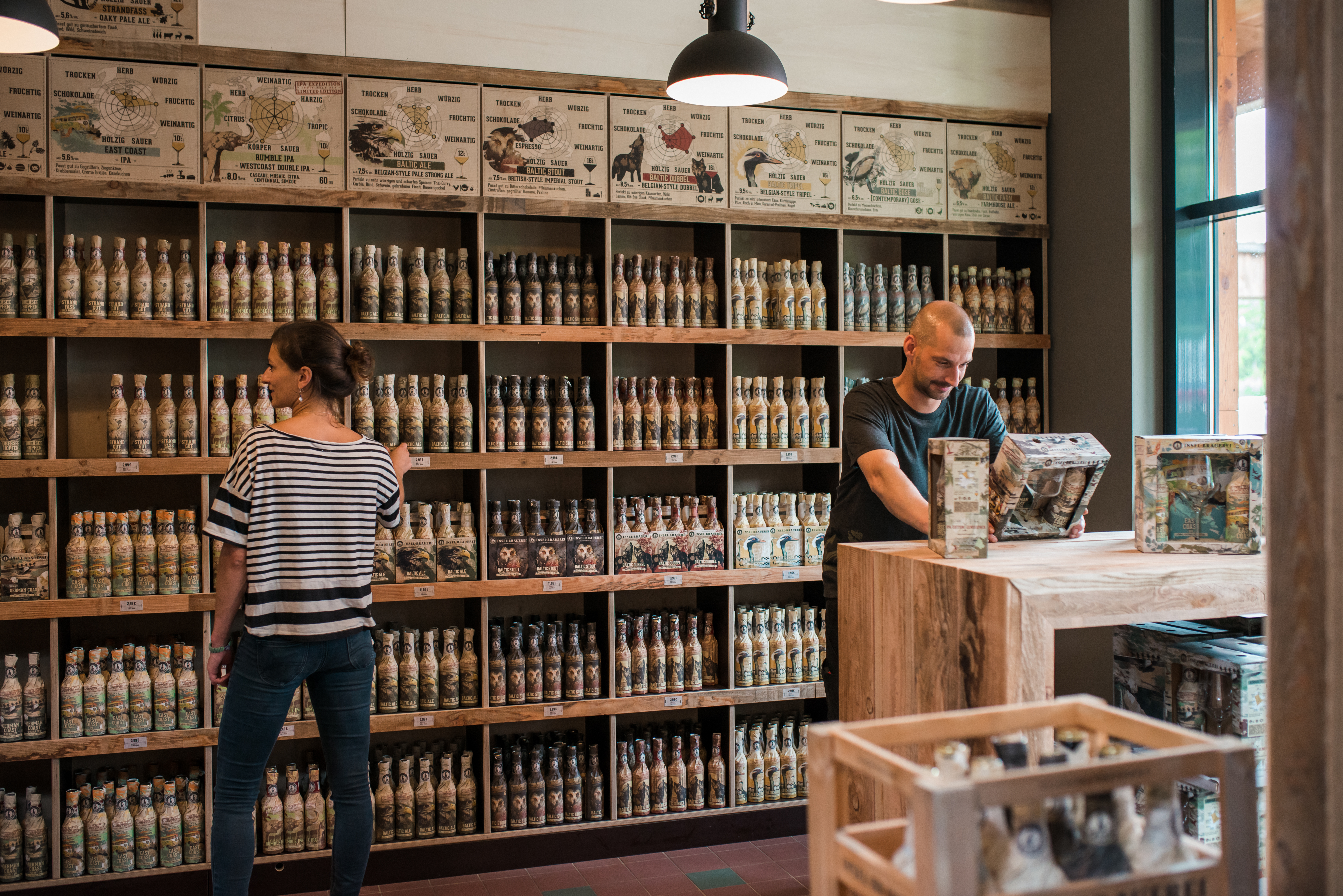 Lagerverkauf mit Regalen