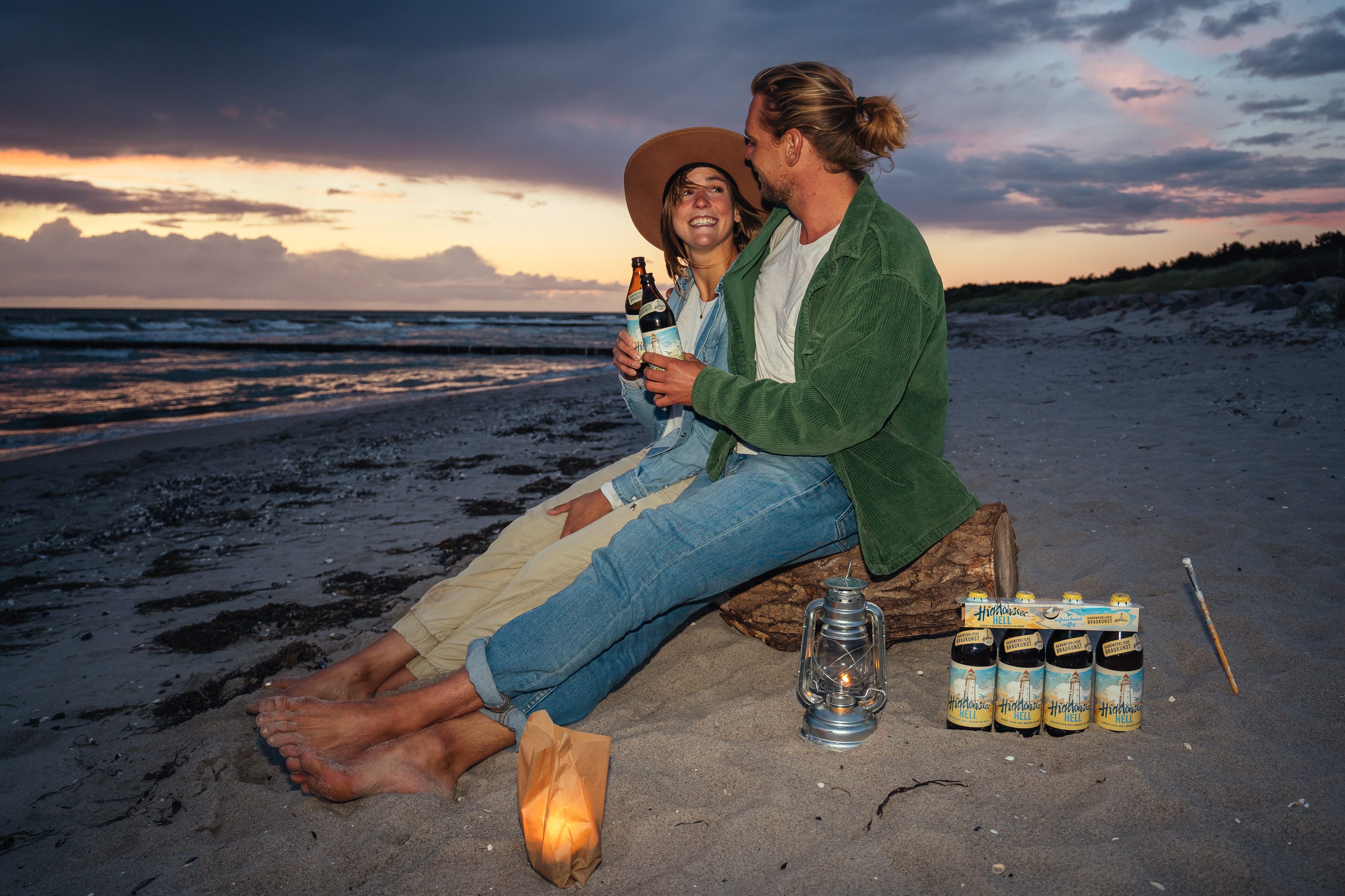 Hiddenseer am Strand mit 2 Personen bei Sonnenuntergang