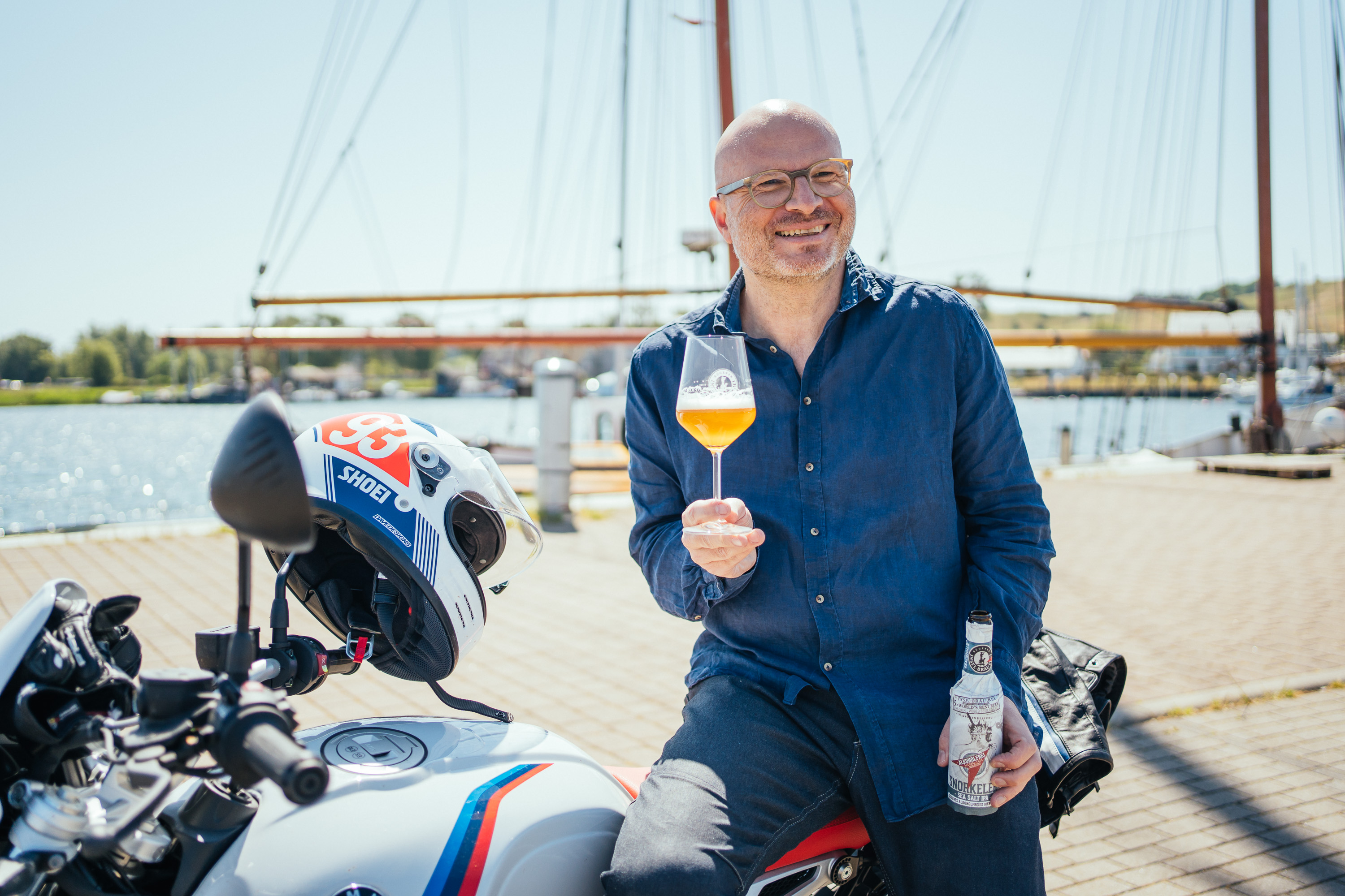 Markus Berberich mit Motorrad am HHafen
